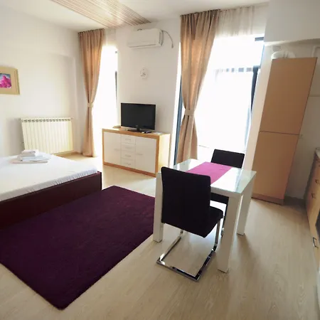 Uptown アパートホテル